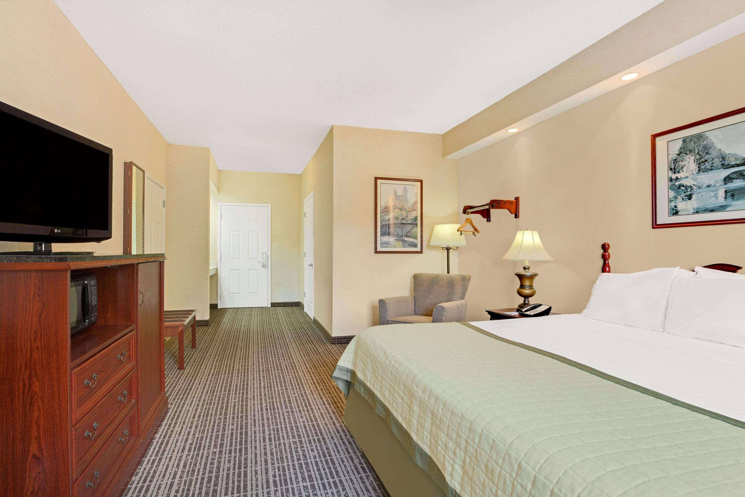 Baymont By Wyndham Pearl Hotel Buitenkant foto