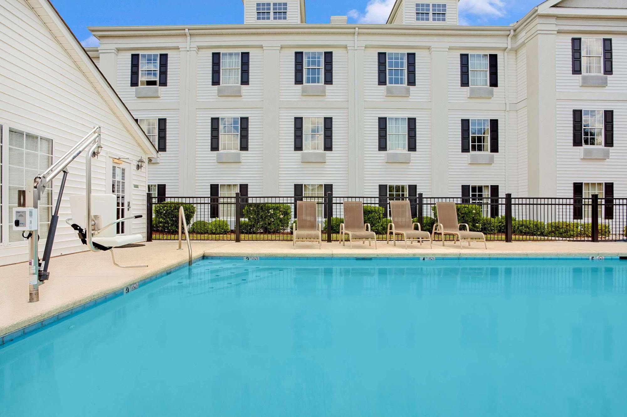 Baymont By Wyndham Pearl Hotel Buitenkant foto